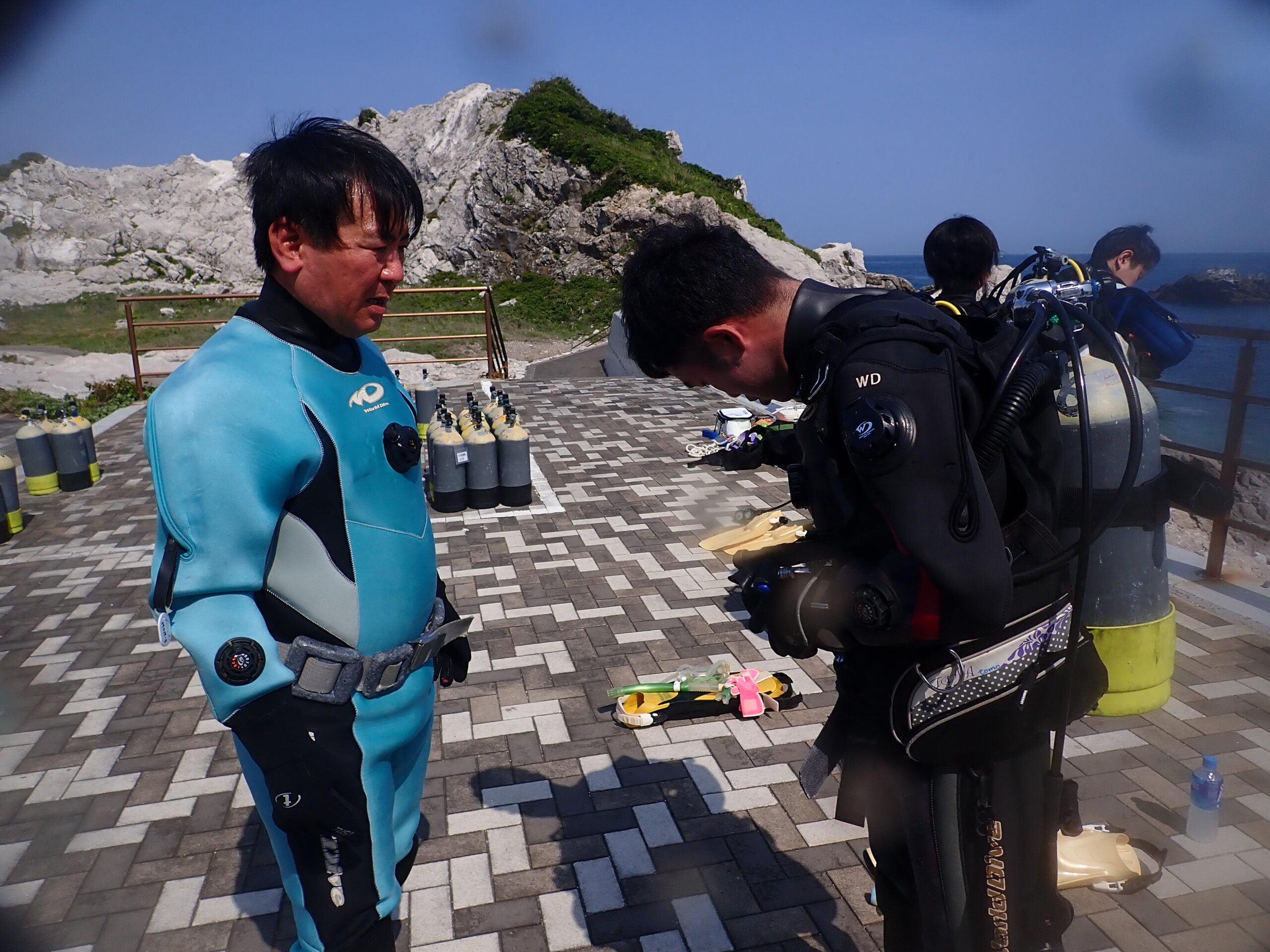 r苦情でサポートするダイブマスター